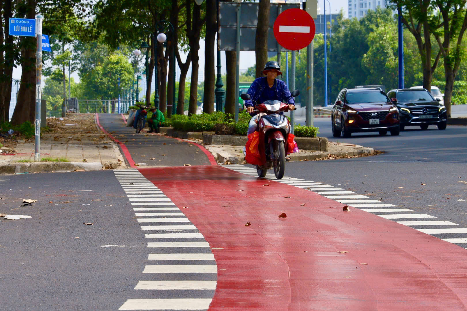 Làn xe đạp trên đường Mai Chí Thọ hoàn thành, xe máy cần tránh nếu không muốn bị phạt - Ảnh 4.