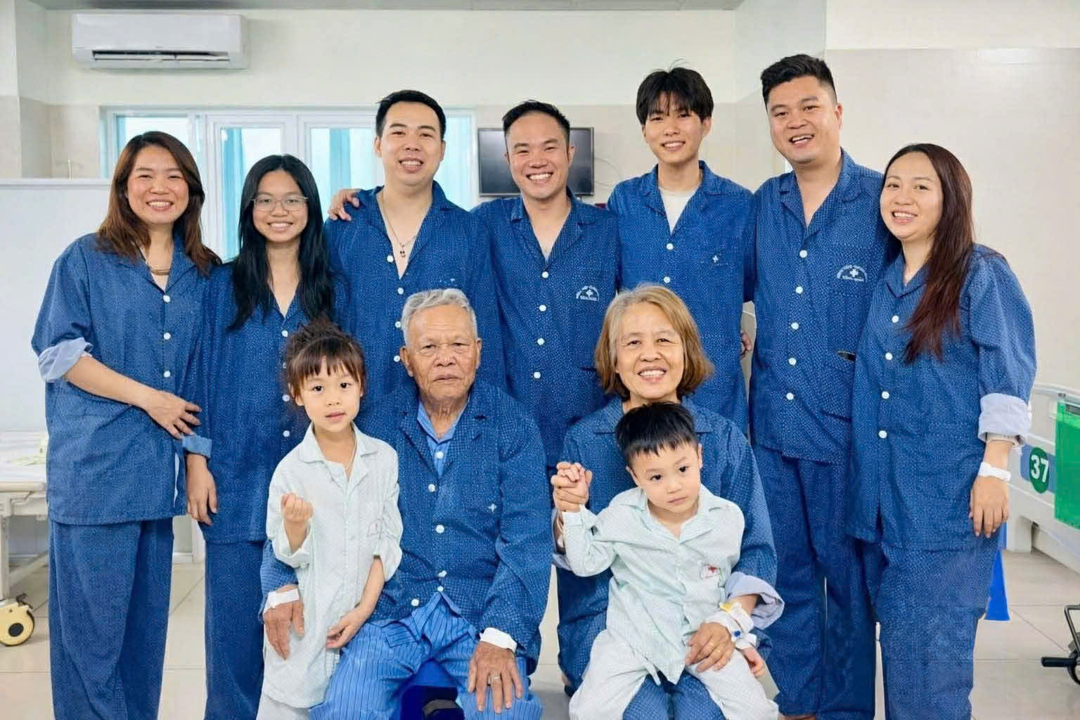 Bức ảnh "phép màu" sau vụ cháy Lĩnh Nam: 7 người thoát nạn và những "người hùng" không ai biết tên- Ảnh 1.